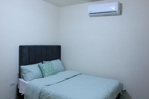 カリにあるCasa Esperanzaのベッドルーム1室(黒いヘッドボード付きのベッド1台付)