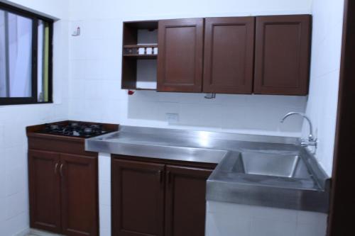 カリにあるCasa Esperanzaのシンクとコンロのあるキッチン