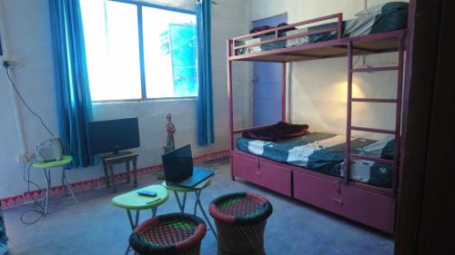 Μια τηλεόραση ή/και κέντρο ψυχαγωγίας στο En Route Hostel Mukteshwar Only Females