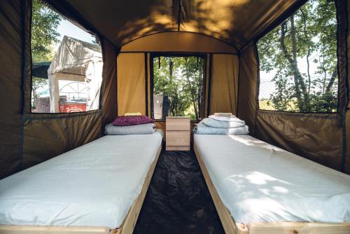 Ένα ή περισσότερα κρεβάτια σε δωμάτιο στο Pole Namiotowe Kogutowo