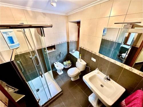 A bathroom at La Casa del Maestro