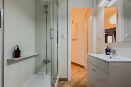 un baño con ducha y lavabo en Plaza España 238, en Barcelona