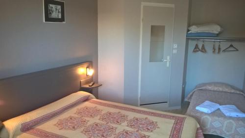 Una cama o camas en una habitación de Riv'Hotel