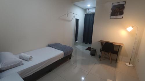 Katil atau katil-katil dalam bilik di Tenang Haven Upper Floor with private porch and staircase