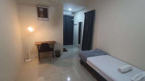 Katil atau katil-katil dalam bilik di Tenang Haven Upper Floor with private porch and staircase