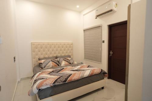 Postel nebo postele na pokoji v ubytování Rivera Residency Trivandrum