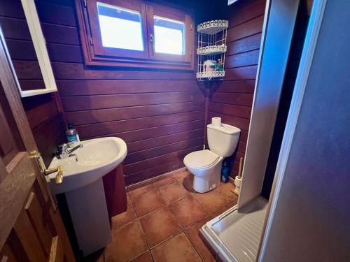 a small bathroom with a toilet and a sink at Cabaña El Paraíso in Manzanera