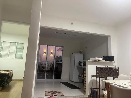 Dapur atau dapur kecil di Casa c Suite independente cond Jd Moncoes