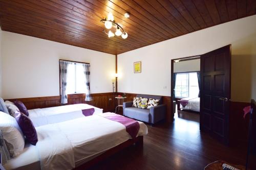 a bedroom with a bed and a chair in it at Hou Niao Fei Xing B&B in Taiping