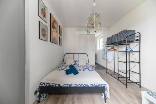 una camera con un letto e una scala a castello in metallo nero di La Grande Maison Clermont - Appartements centre ville a Clermont-Ferrand