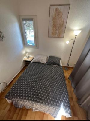 une chambre avec un grand lit dans une pièce dans l'établissement Résidence Euréka H137, au Cap d'Agde