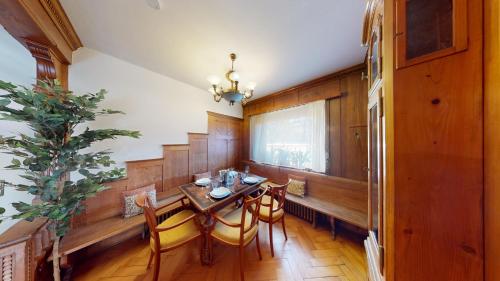 a dining room with a wooden table and chairs at Wohlfühl Apartment Haus Schillerstrasse - Zentrumsnähe, Boxspringbett, Küche in Dornbirn