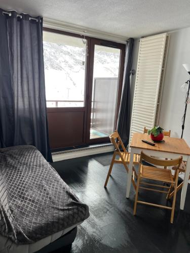 - une chambre avec une table, un lit, une table et une chaise dans l'établissement Studio 4 personnes résidence le Montana au pied des pistes balcon plein sud, à La Mongie