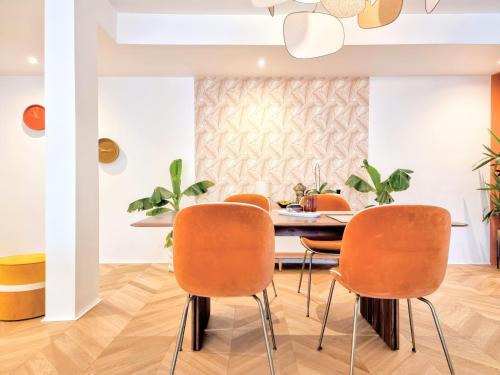une salle à manger avec une table et des chaises dans l'établissement Luxury Flat with balcony near Arc de Triomphe, à Paris