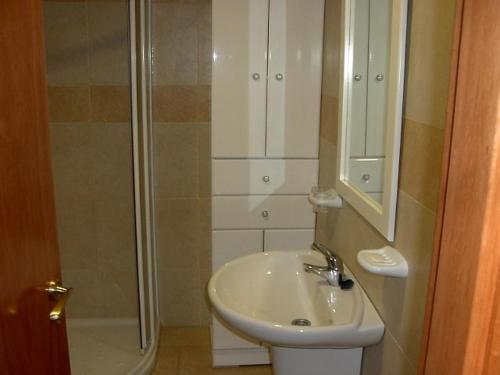 Ένα μπάνιο στο Hostal Escarla