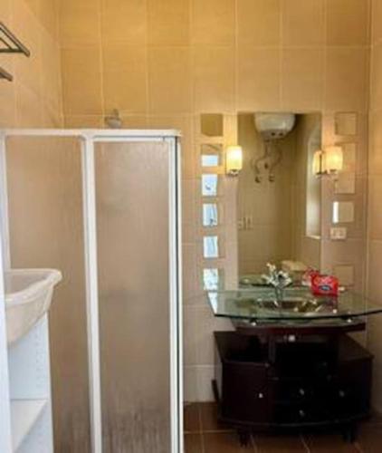 Ένα μπάνιο στο The Downtown Getaway Studio
