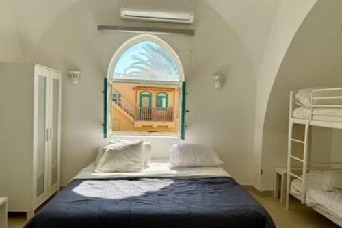 Ένα ή περισσότερα κρεβάτια σε δωμάτιο στο The Downtown Getaway Studio