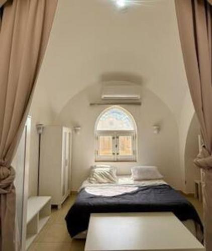 Ένα ή περισσότερα κρεβάτια σε δωμάτιο στο The Downtown Getaway Studio