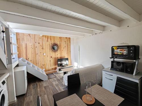 un petit salon avec un canapé et une table dans l'établissement Duplex atypique à La Rochelle avec parking privatif, à La Rochelle