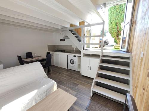 - une chambre avec un lit et un escalier dans l'établissement Duplex atypique à La Rochelle avec parking privatif, à La Rochelle