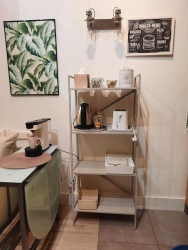 une chambre avec une étagère et des articles sur celle-ci dans l'établissement Charming Duplex near Disney, à Bussy-Saint-Georges