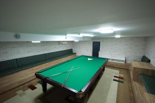 Biliár nebo kulečník v ubytování IDEAL Hotel