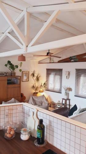 une cuisine avec une table avec une bouteille de vin dans l'établissement Chalet - Beach House, à Gruissan