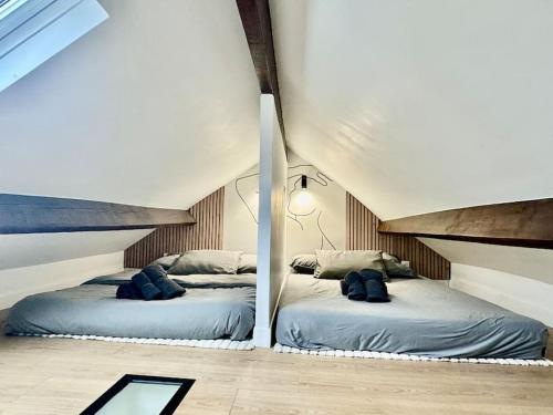 - 2 lits dans une chambre avec 2 lits dans l'établissement Charmant T2 proche Paris, à Bagnolet