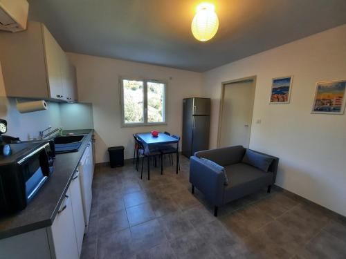 - une cuisine avec un canapé et une table dans l'établissement F2 Alata proche d'Ajaccio rez-de-villa, à Alata