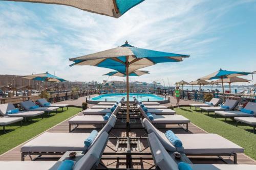 Piscina en o cerca de Five Stars Nile Cruise from Luxor to Aswan 4 nights included sightseeing
