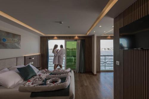 Cama o camas de una habitación en Five Stars Nile Cruise from Luxor to Aswan 4 nights included sightseeing