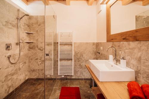 Koupelna v ubytování Großkarnaiderhof Appartements-Bauernhof-Natur pur