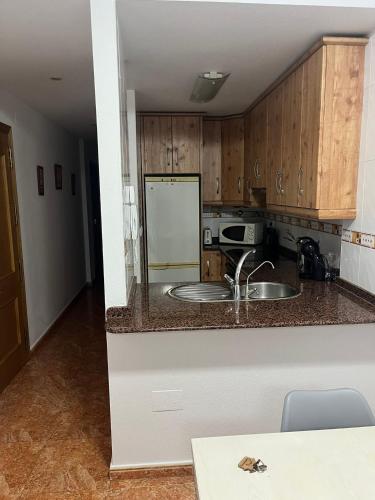 Dapur atau dapur kecil di Piso con balcón