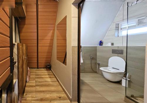 une salle de bain avec WC et douche à l'italienne dans l'établissement Wild root stay- Orchid Chalet, à Vythiri