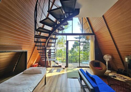 une pièce avec un escalier en colimaçon dans une maison dans l'établissement Wild root stay- Orchid Chalet, à Vythiri