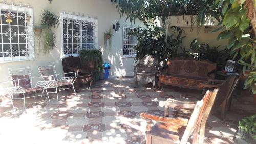 d'une terrasse avec des chaises, une table, une table et des chaises. dans l'établissement Hotel Brisas de Copan, à Copan Ruinas