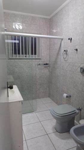 un bagno con wc e doccia in vetro di Apartamento Centro de Torres a Torres