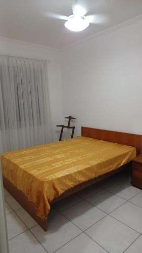 una camera da letto con un letto con un lenzuolo giallo di Apartamento Centro de Torres a Torres