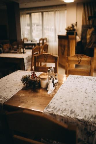a room with a table and two chairs and a table sidx sidx at SV HOTEL&camp in Lazeshchyna