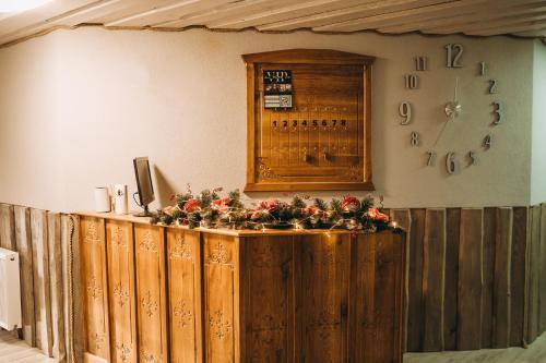 a bar with a wooden counter with flowers on it at SV HOTEL&camp in Lazeshchyna