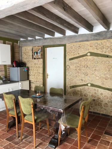 une salle à manger avec une table et des chaises dans l'établissement Petite maison paisible, à Brillecourt