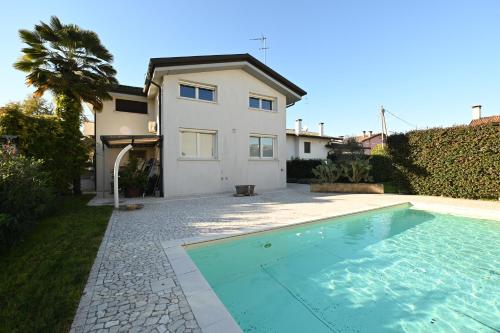 スコルツェにあるVilla con piscina vicino Venezia - Cà Spolaorのヴィラ(家の前にスイミングプール付)