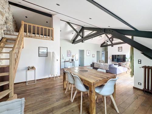 un salon avec une table et des chaises en bois dans l'établissement 140m2 vue mer, 3 chambres, centre-ville, à Cannes