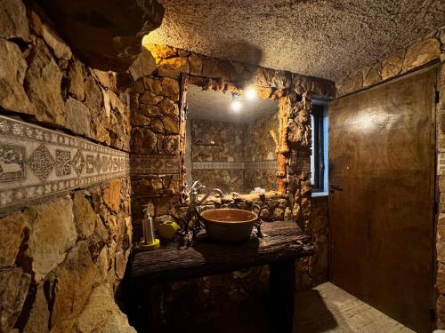 a stone hallway with a sink in a stone wall at Ruca Apartment in Tupungato