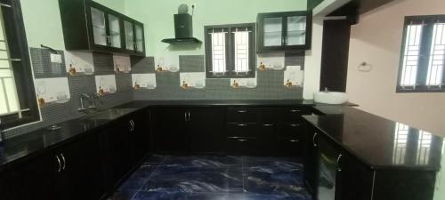 Una cocina o cocineta en Skanda Gardens