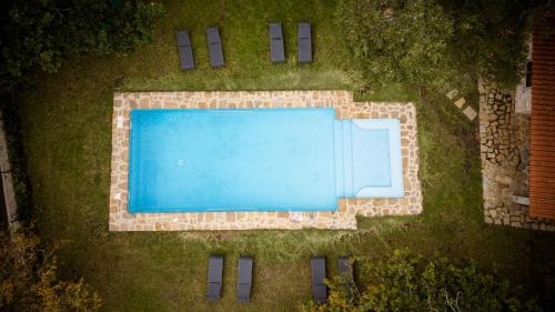 an overhead view of a swimming pool in a yard at Casa Da Romeira Country House in Freixieiro de Soutelo