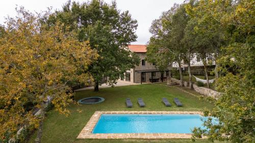 an aerial view of a backyard with a swimming pool at Casa Da Romeira Country House in Freixieiro de Soutelo