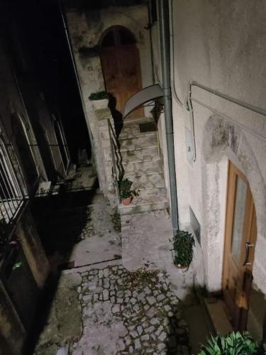 an alley way with a door and a building at Casa Vacanze Il Peperoncino in Caramanico Terme