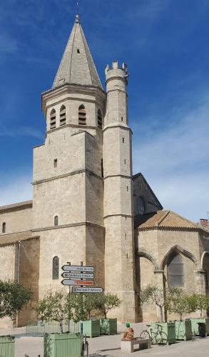 a building with a tower on top of it at Le Segarius superbe maison médiévale Internet WiFi gratuit Climatisation Jardin in Puisserguier