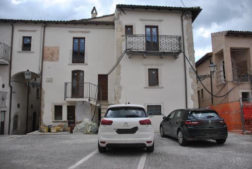 two cars parked in a parking lot in front of a building at a casa di Franco in Civitaretenga